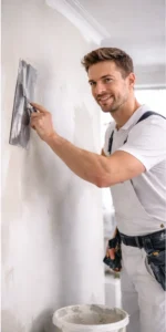 Stukadoor werkt renovatiestucwerk strak af op binnenmuur