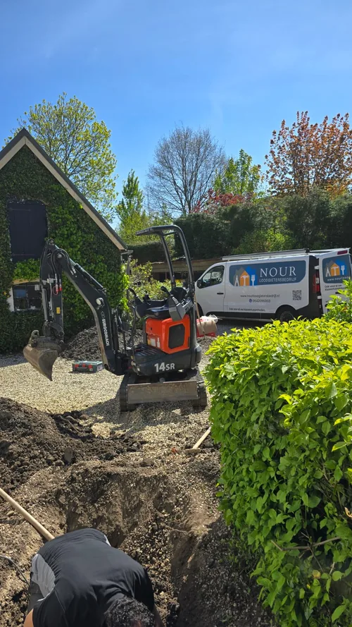 Graafwerk in de tuin voor het vervangen van een buitenriool