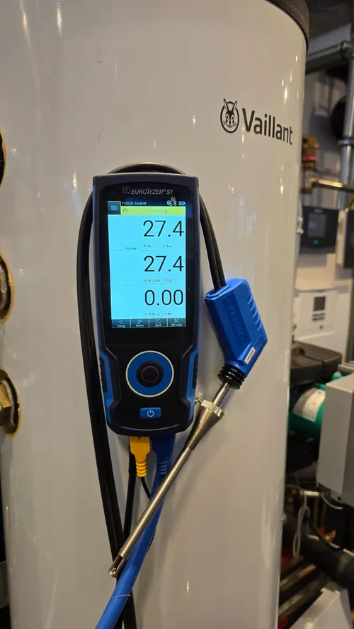 Drukmeting op een Vaillant cv-installatie tijdens onderhoud in Dordrecht