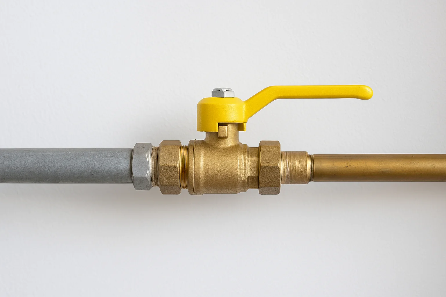 Technicus controleert gasleiding met detector en sleutel.