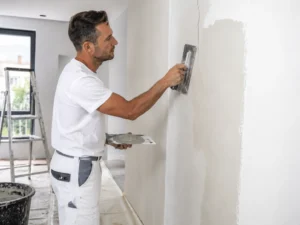 Stukadoor in Breda herstelt een scheur in een binnenmuur met pleisterwerk voor een strak eindresultaat.