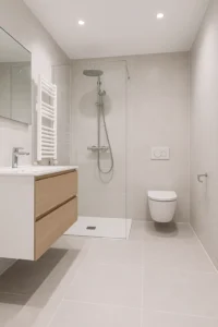 Strakke, moderne badkamer met inloopdouche, hangtoilet en houten wastafelmeubel