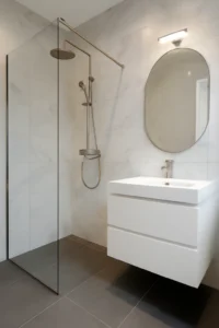 Moderne badkamer renovatie met inloopdouche en zwevend badkamermeubel